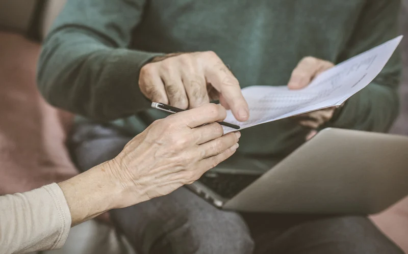 Persona viendo requisitos